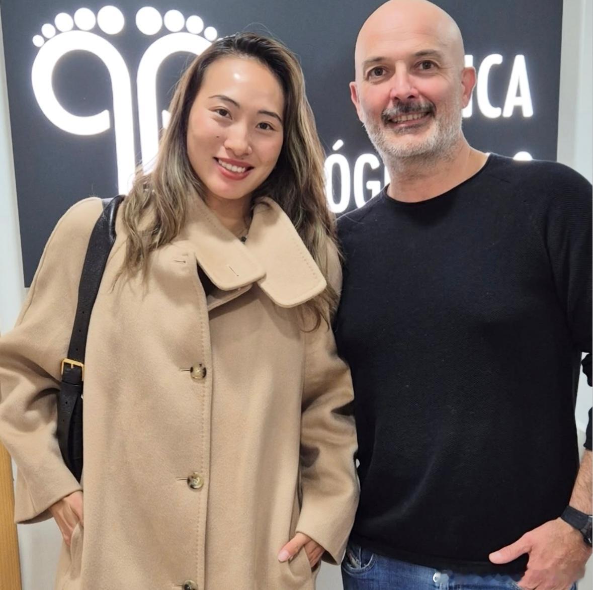 郑钦文！昨日造访巴塞罗那🇪🇸足部工作室，为自己全新球鞋的鞋垫进行设计和咨询！