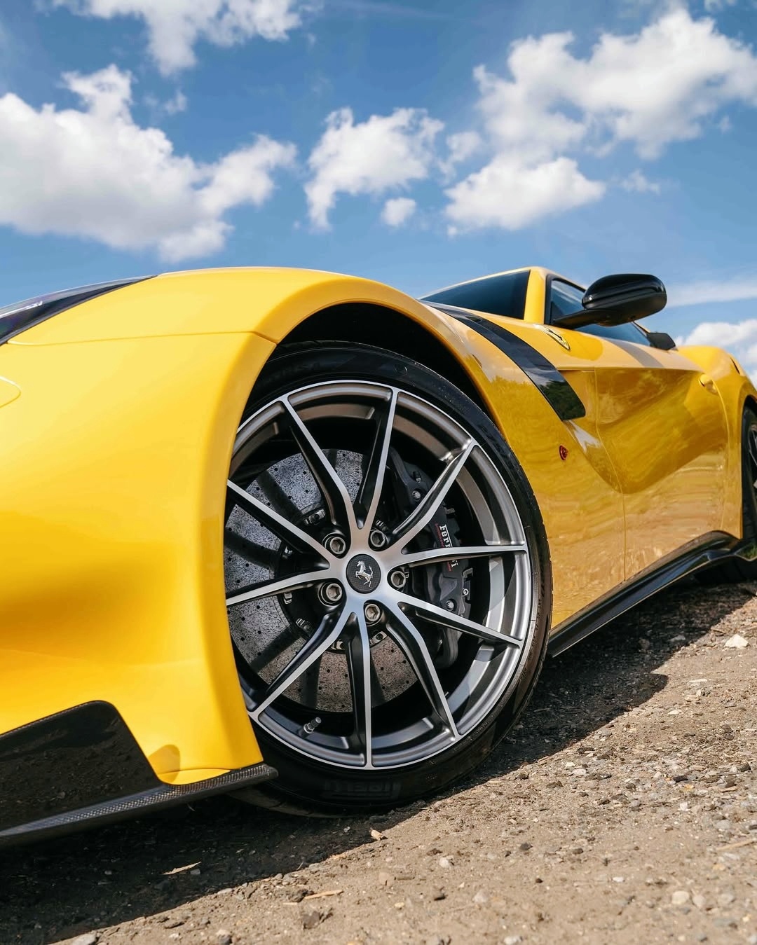 Ferrari F12 tdF 搭载 V12自吸，马力780匹，扭矩705牛米，