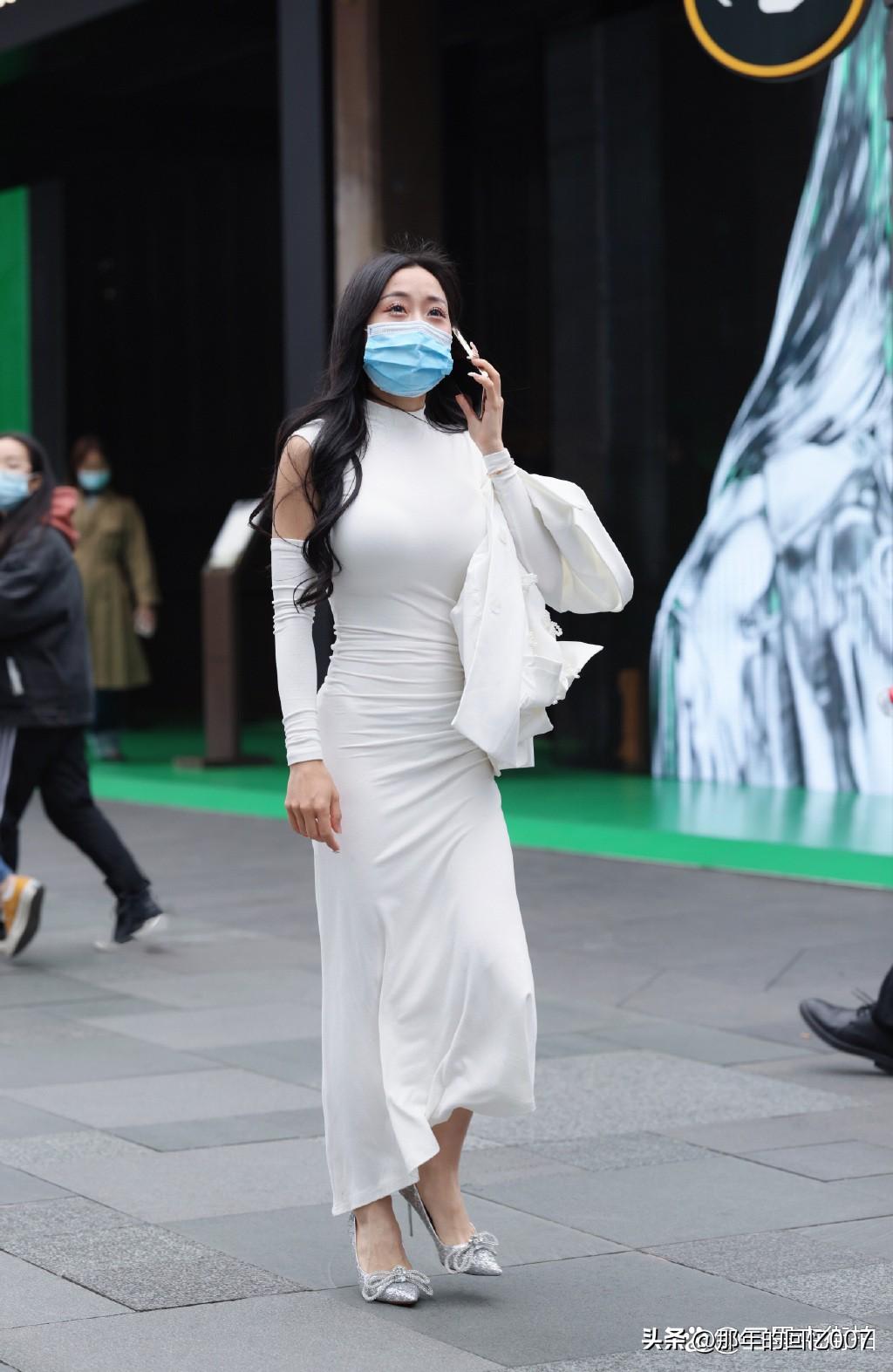 今春“小白裙”火出圈，简直是时尚界的宠儿！早春街头，告别黑灰驼，穿上白裙，干净又