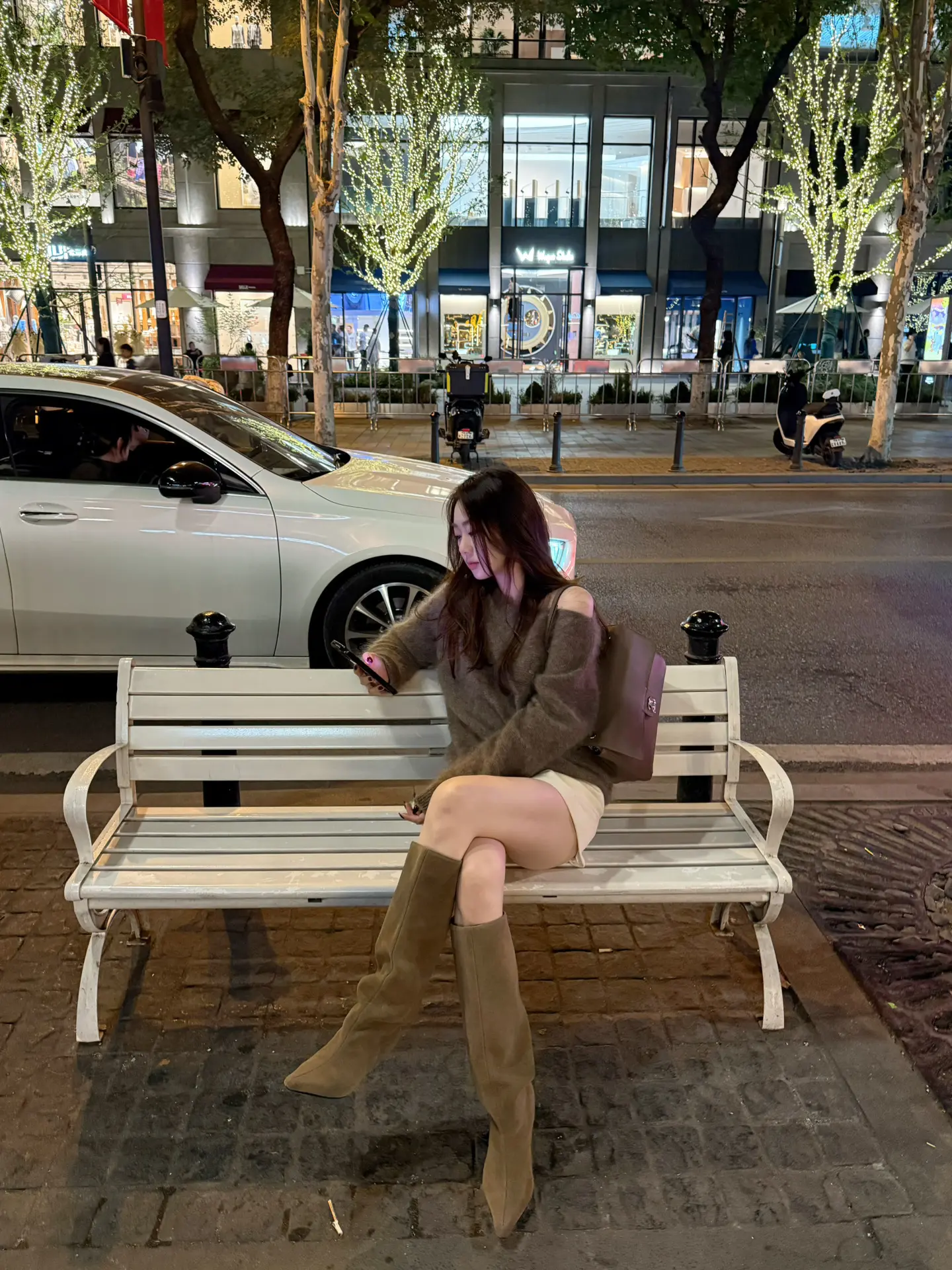 我想跪下来求命运垂怜 发现比膝盖先落地的 是我的眼泪