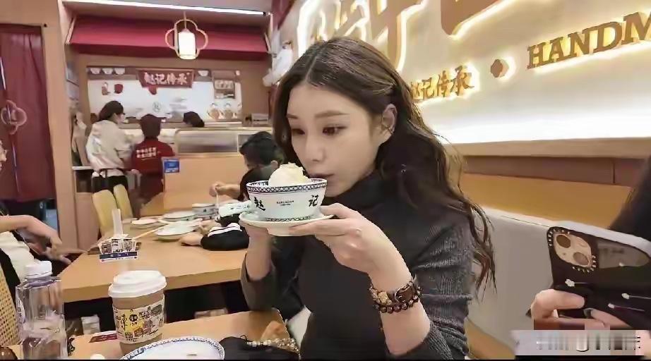 小梅这生活过得真好，看看人家，怀孕了还是那么精致，有钱任性，下午茶就是那么牛，旅