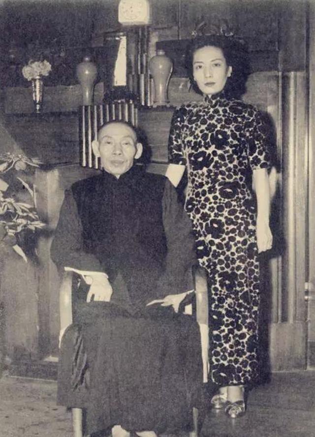 1915年春天，杜月笙与第一任妻子沈月英结婚，洞房花烛夜，杜月笙却不见了。虽然婚