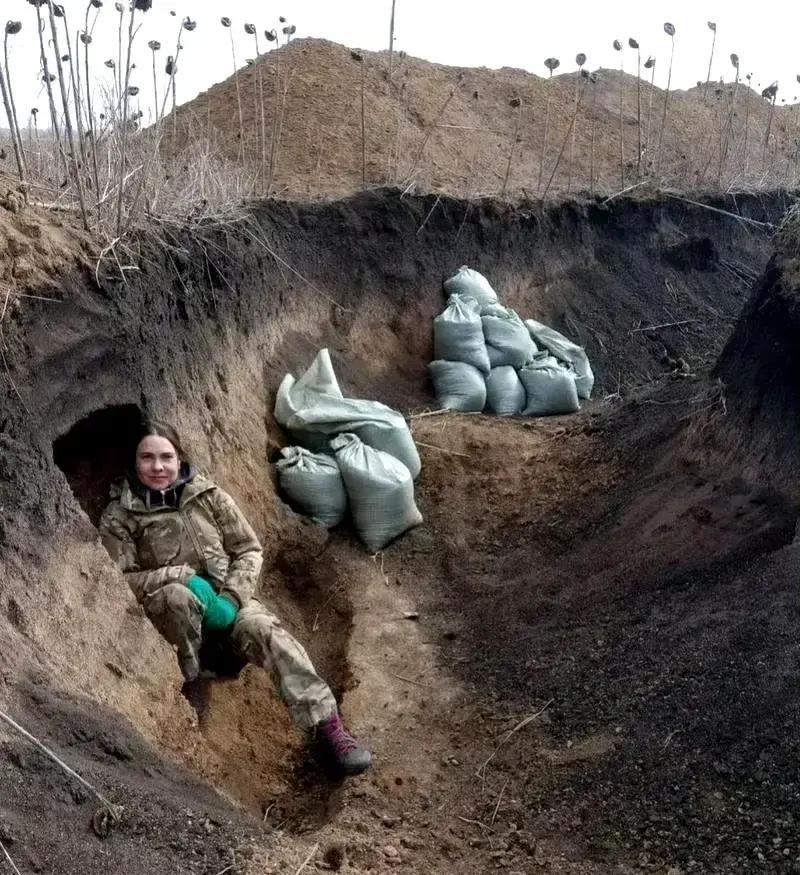 战壕里一个微笑冲上热搜！乌克兰女兵啃着黑面包突然咧嘴大笑，被战地记者抓拍的这3秒