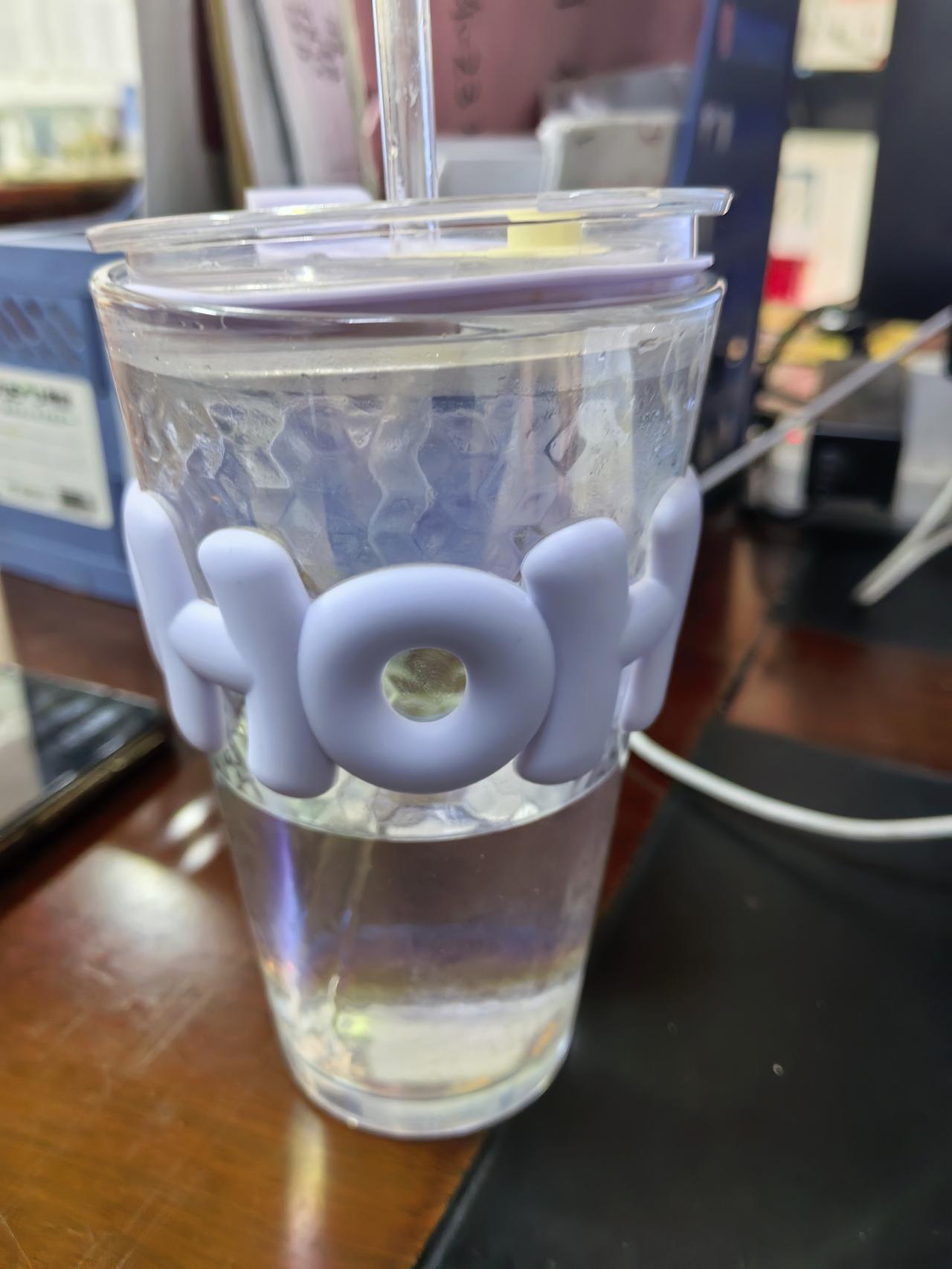 刚刚倒了一杯水，才喝一口就感觉有异物，吐出来一看吓一跳，居然是个玻璃渣子


我