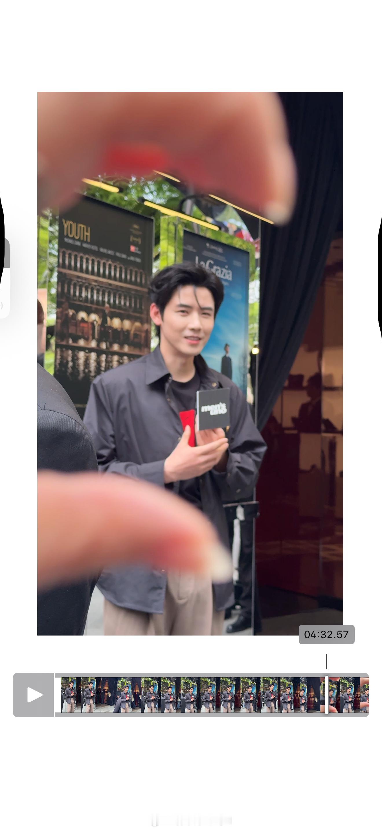 巨尴尬我看他冲那边采访我说比个心吧 结果这哥扭过来了我慌慌张张的放下