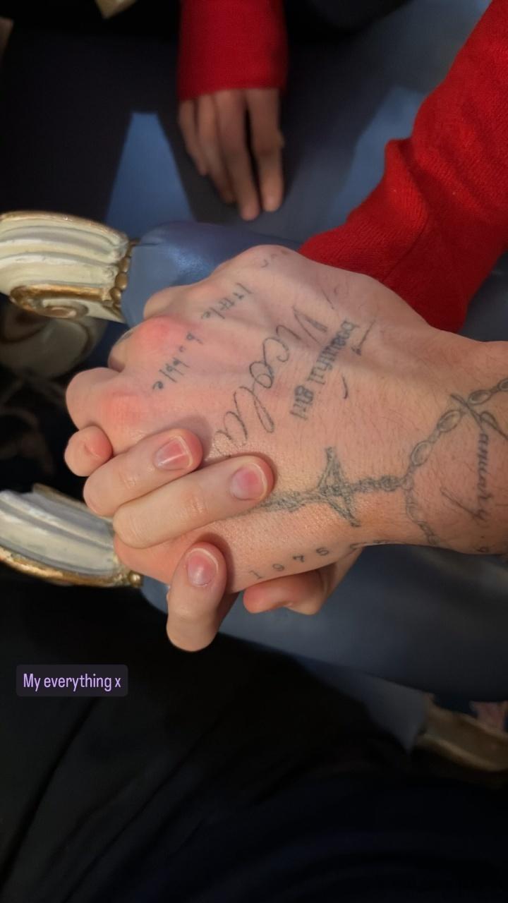 贝克汉姆的长子布鲁克林在社媒晒出与妻子牵手的照片，并配文：“我的一切x”。据此前