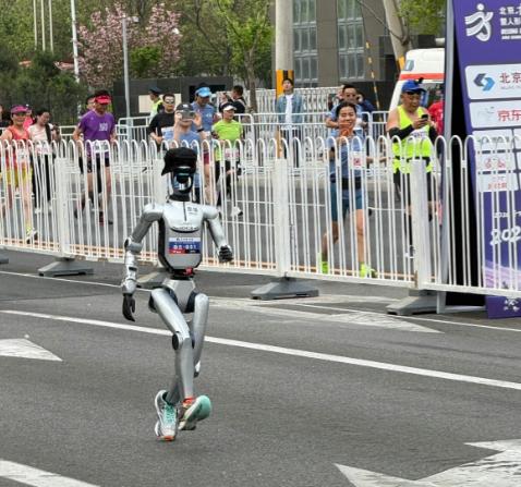 机器人跑马拉松，我这次看到的就是一大堆的骗子公司……

说白了，亲眼看完机器人跑