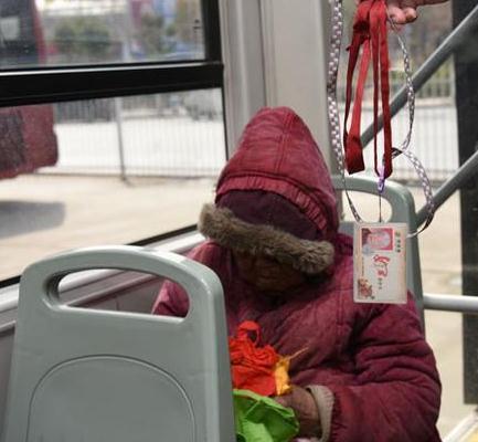 下雨天坐公交车，老年人也得注意安全呢。
今天早上，下雨车上比较滑，一个老头没有站