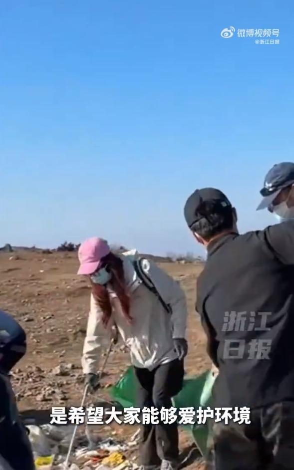 扛垃圾下山是夕阳下最酷的重装徒步 当别人用登山包装载梦想，他们用编织袋背起责任。