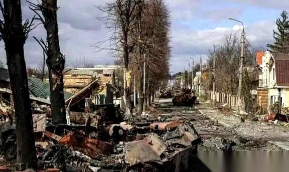 我到现在都还记得几年前，那个老政客对着镜头几乎是吼出来的预言：你们要是选了个喜剧