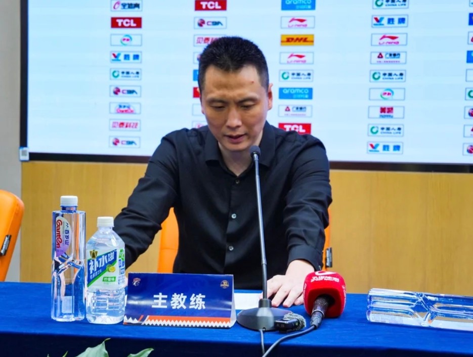 CBA上海男篮vs北京男篮 CBA半决赛上海vs北京G2卢伟指导赛后点评G2输球