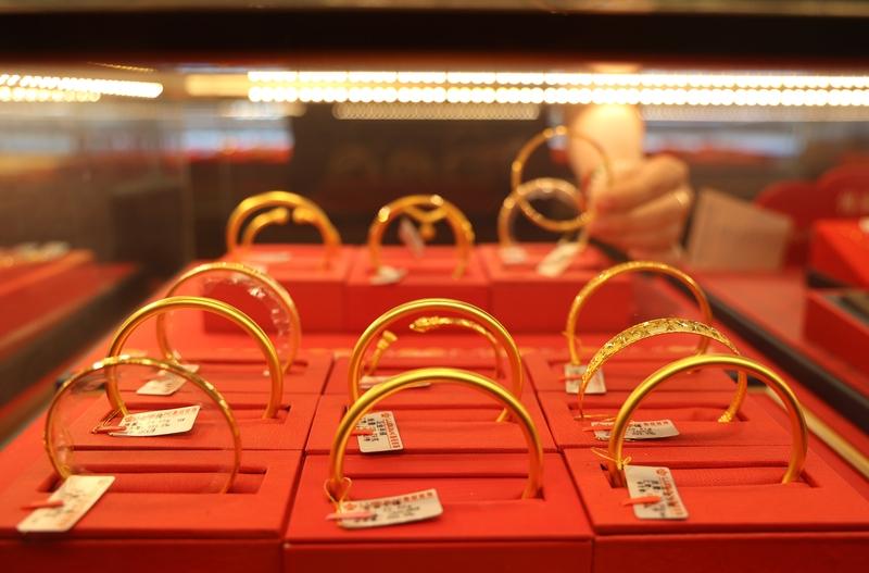 最近全网都在疯传金价见顶，还说单日暴涨6.54%，可实际根本不是这么回事。我查了