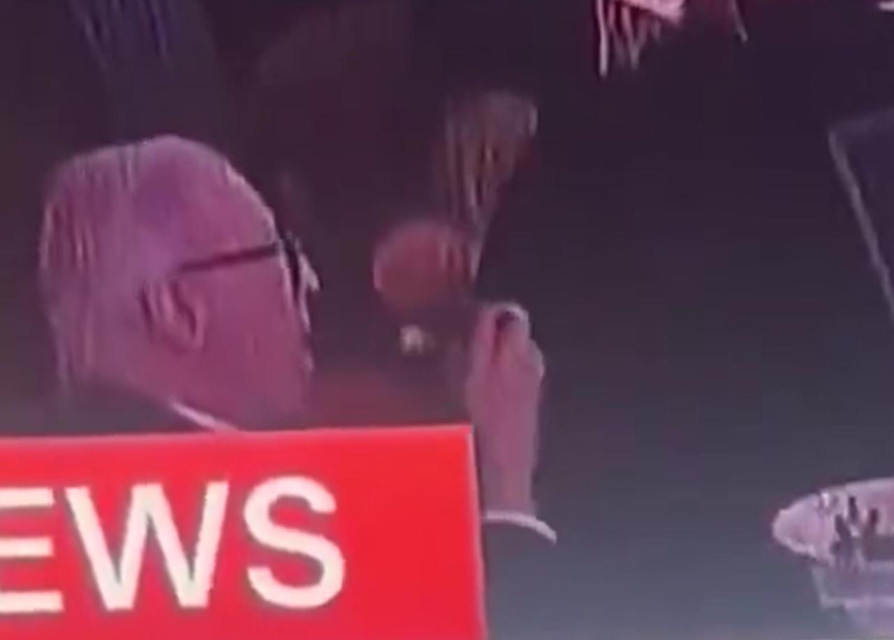 枪击事件中，最淡定的三个人：

第一个，临危不乱的老人。当其他人都躲到桌子底下的