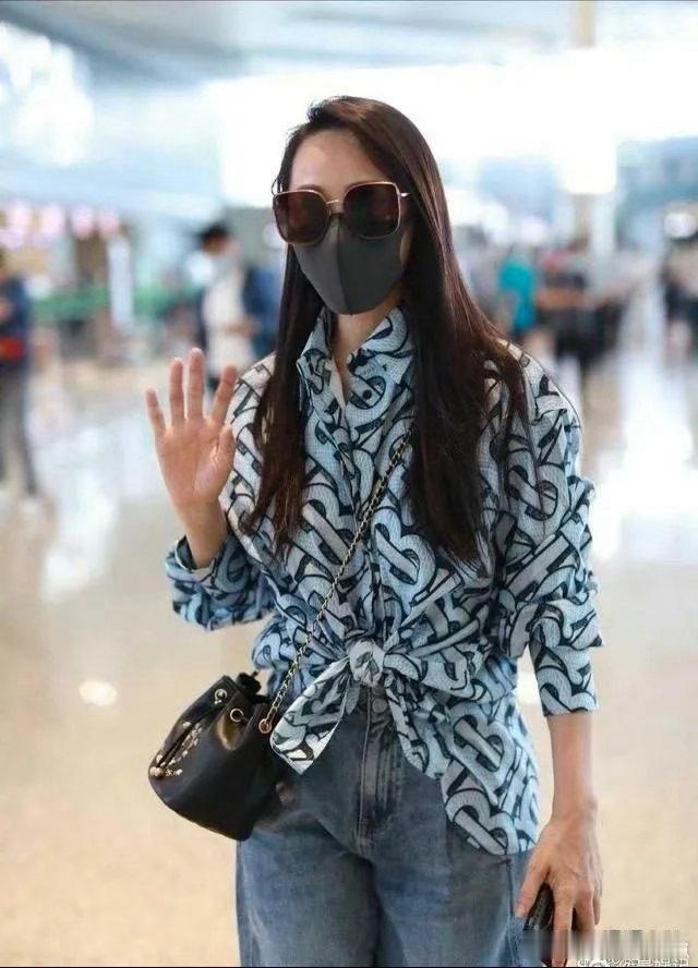 年过半百依旧少女感满满！伊能静印花衬衫搭配牛仔裤，穿搭清爽耐看，时尚大方，氛围感
