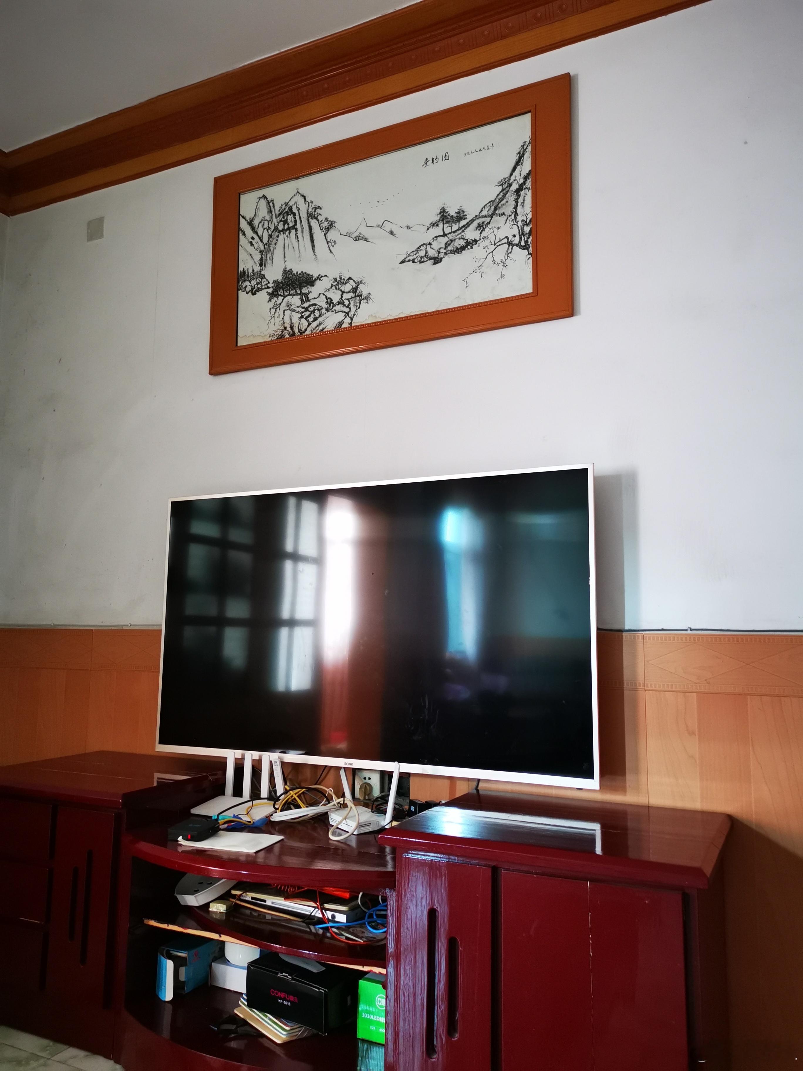 家里有台大彩电，挂在墙上好多年。一年到头少开机，偶尔孙看动画片。 