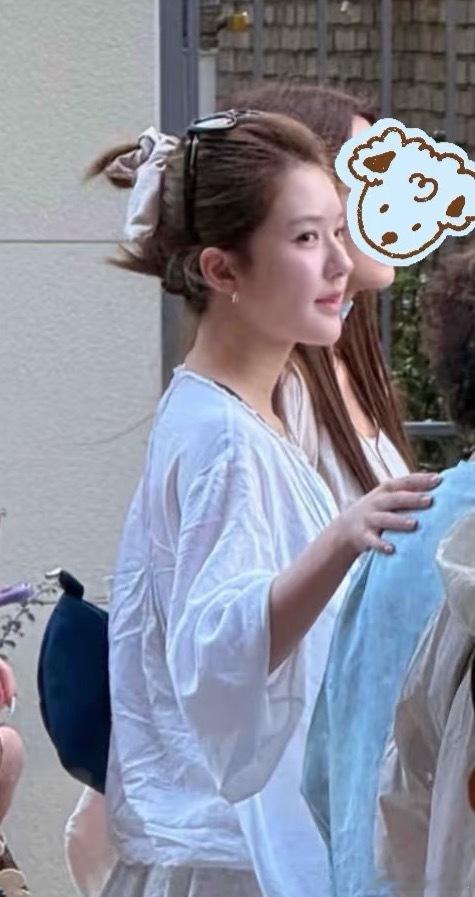 赵露思最新路透，素颜状态挺松弛的 ​​​