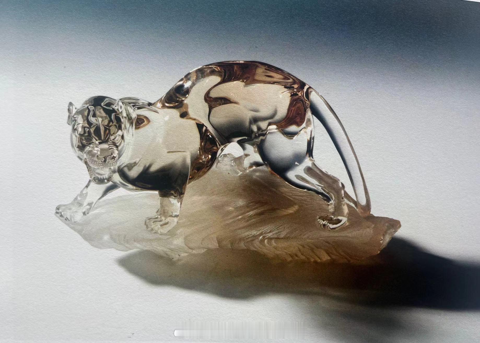 #上海非遗##水晶雕刻#猎豹作者：沈德盛年代：当代规格：20x14x12cm作品