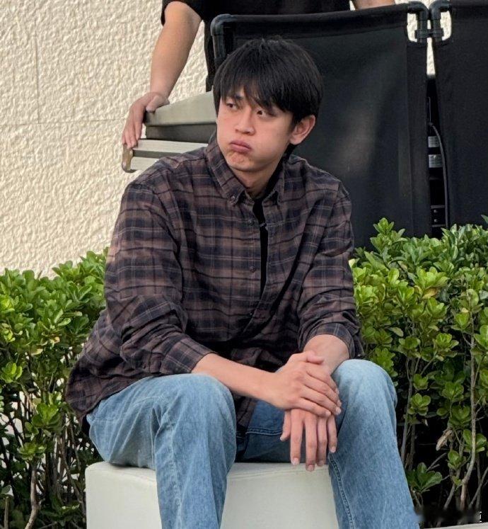 王天辰参加好友婚礼哭了 王天辰低调现身好友婚礼现场，一身格子衬衫搭配牛仔裤穿搭简