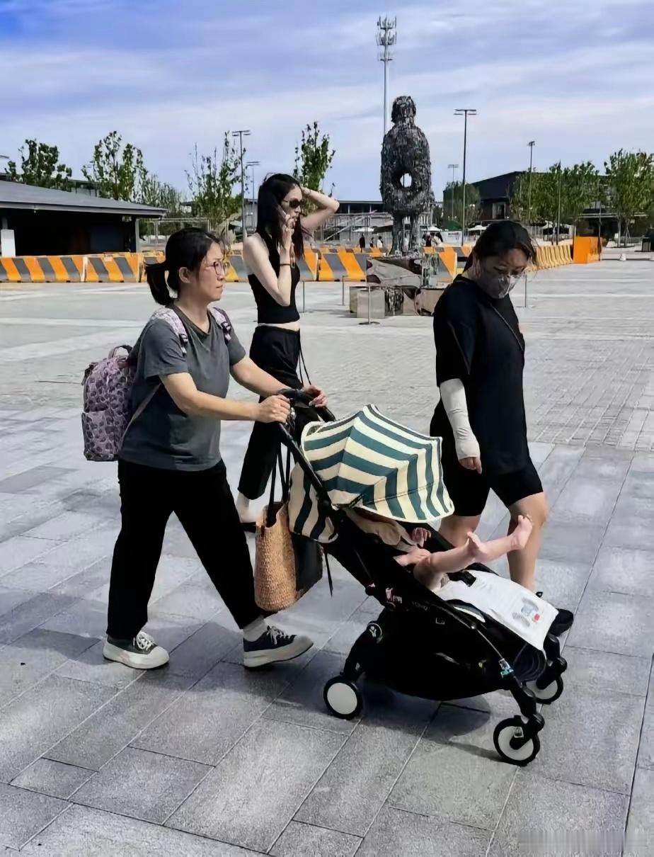 果然只有有钱人才配生孩子！看到何穗带娃出游，身边跟着两个保姆轮流照顾，她啥也不用