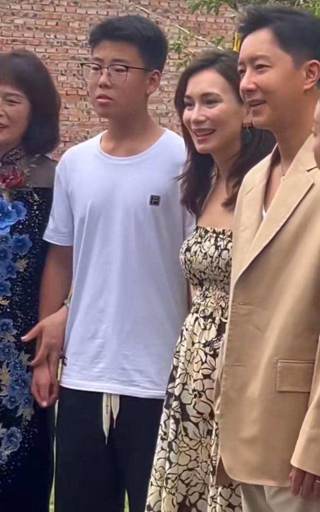 韩庚与卢靖姗结婚多年恩爱如初，卢靖姗怀二胎，现身好友婚礼现场，夫妻情深。韩庚细心