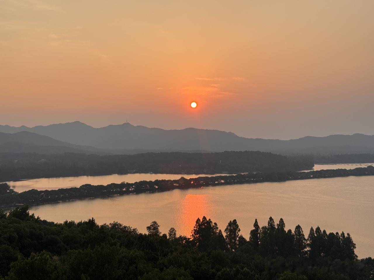 窗外青山挂云端
一缕白浪（烟）冲上天
红砖茅舍传狗吠
真实烟火神安然