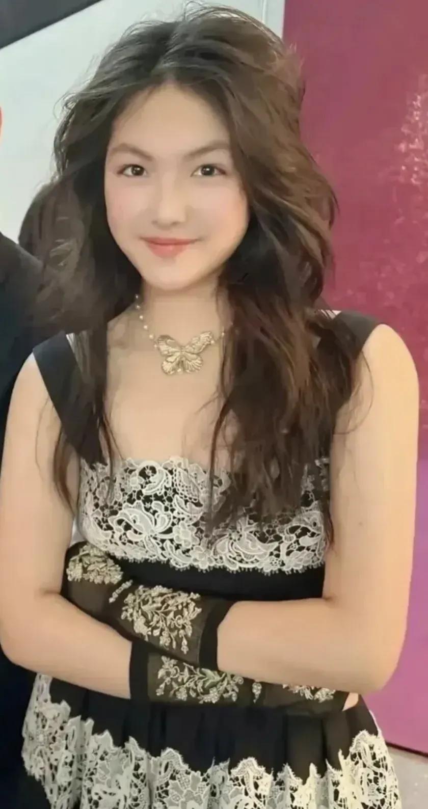 李湘女儿长成大姑娘了，可爱漂亮，阳光大气，大方高雅，就是感觉有的成熟，没有妈妈好
