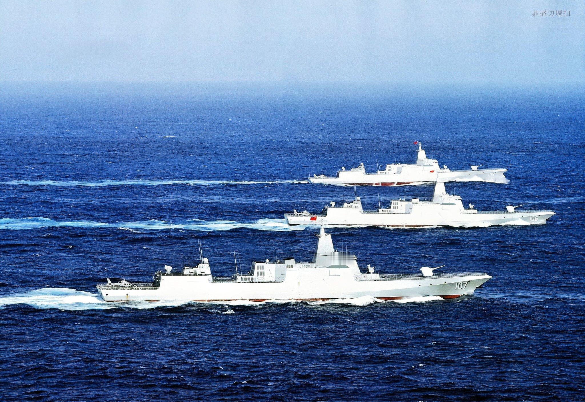 055三舰梯形编队，这张看清舷号：107、106、103[威武] ​​​
