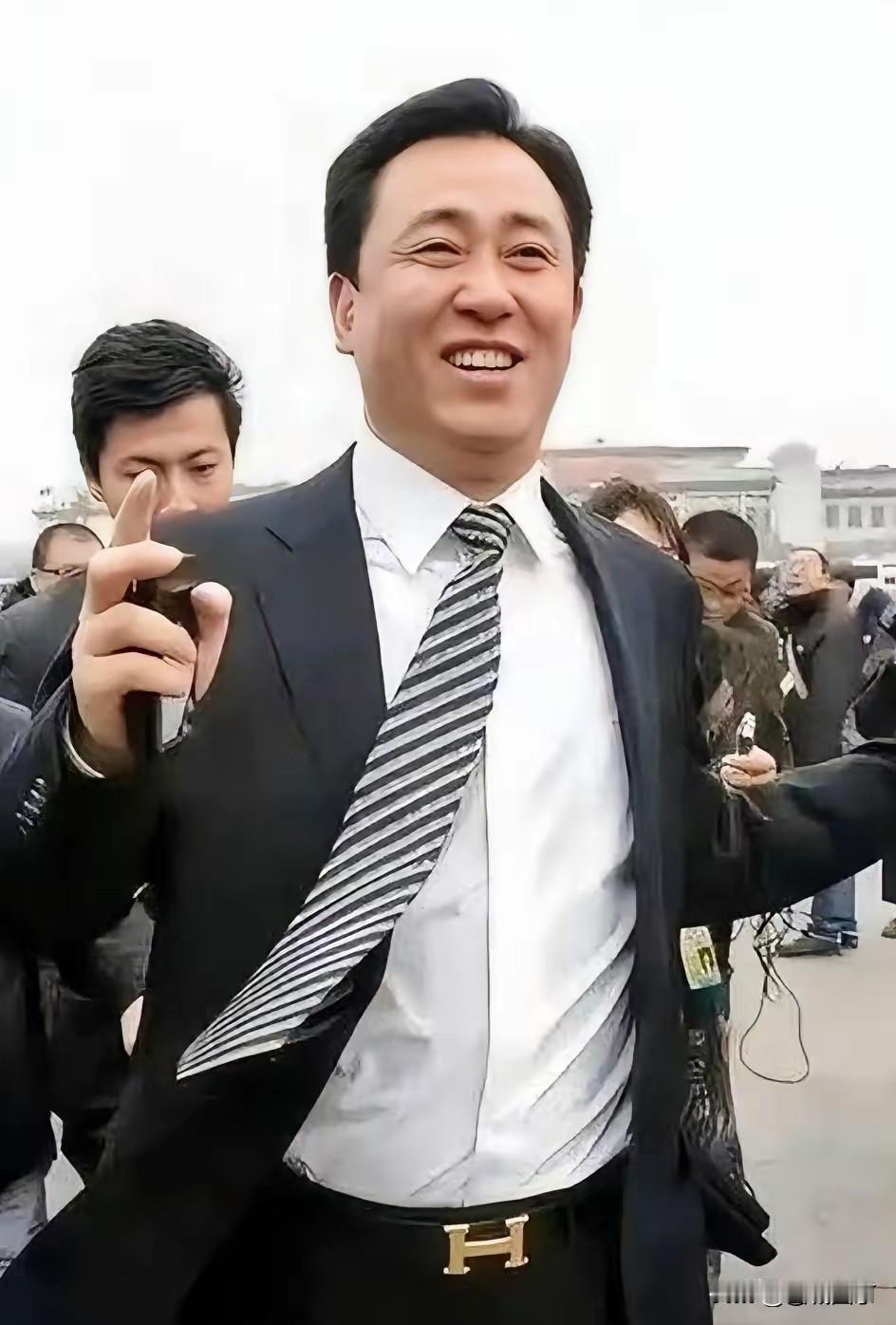 因为当年认知很低，上了许家印的当，买了恒大的房，赔了90多万。

许家印被判了，