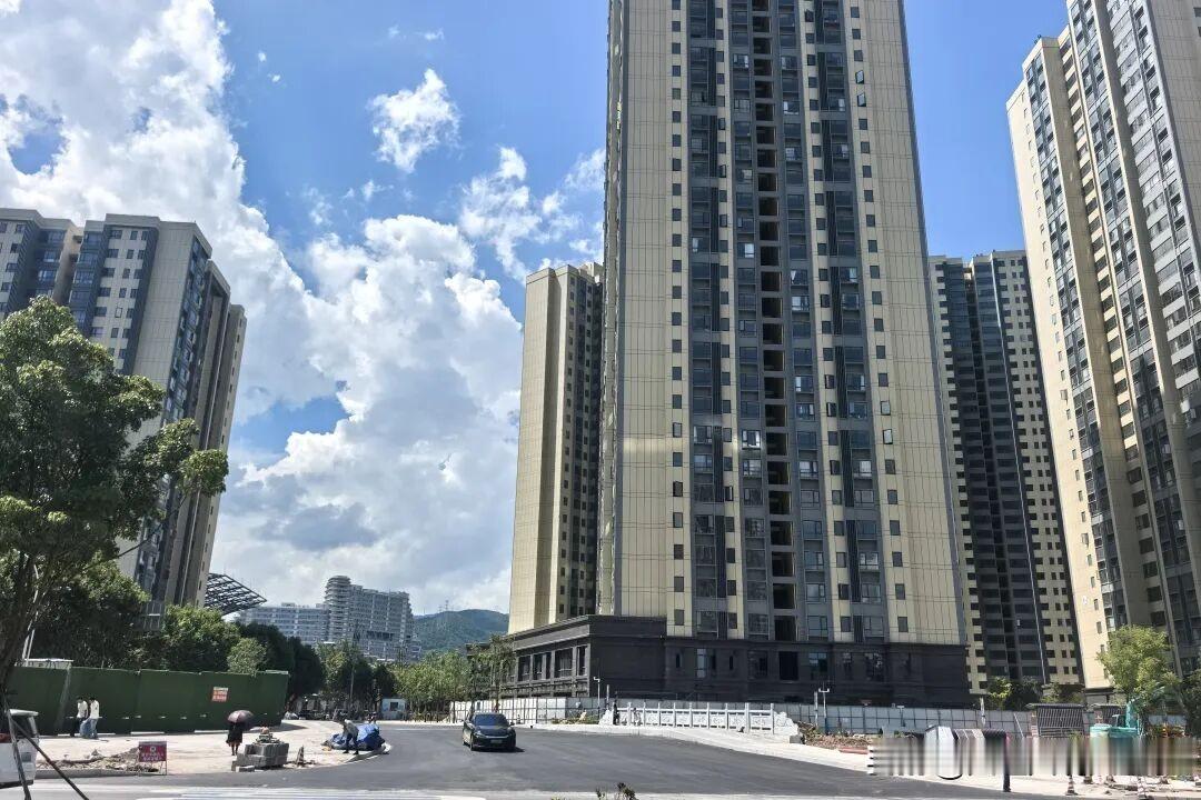 7月25日，大理下关城区幸福桥改建工程完工通车，这无疑是一桩大喜事！新建的桥宽达
