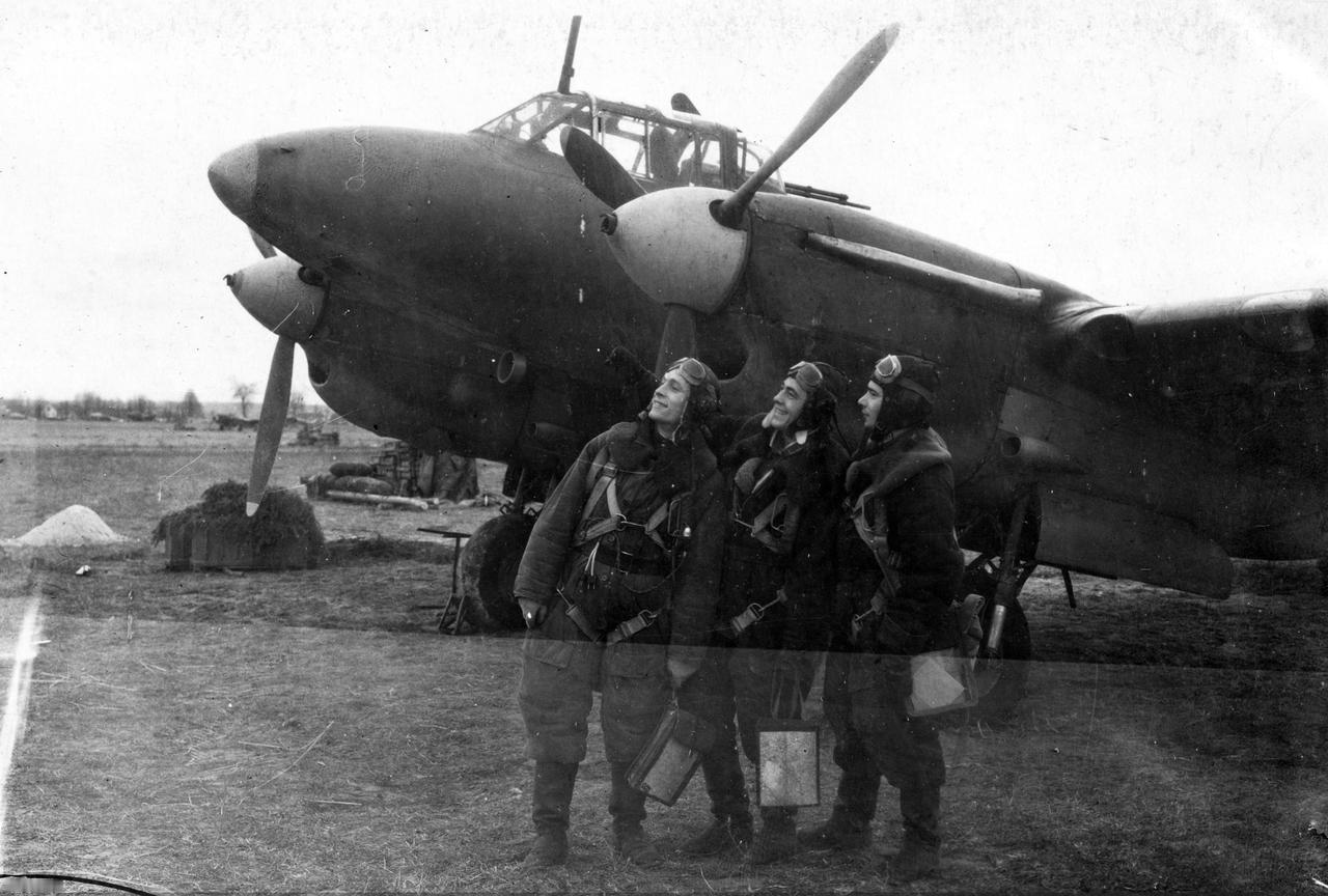 1944年，波兰东部，谢布热辛机场。苏联空军第80近卫轰炸航空团的佩-2俯冲轰炸