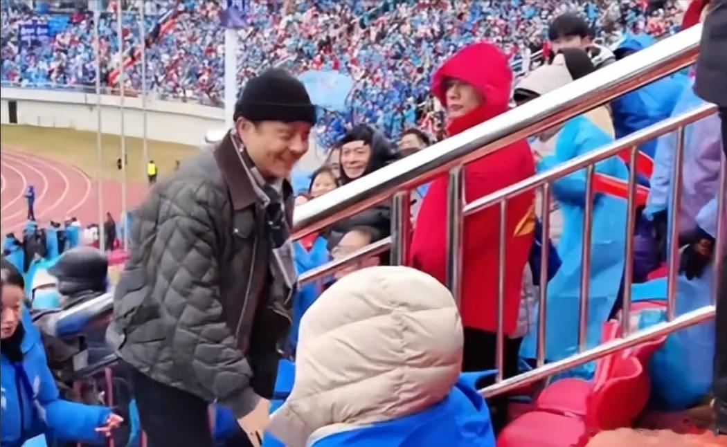51岁的汪涵在永州看足球赛怎么老成这样了？胡子花白、穿着省服就来了，不愧是球迷，