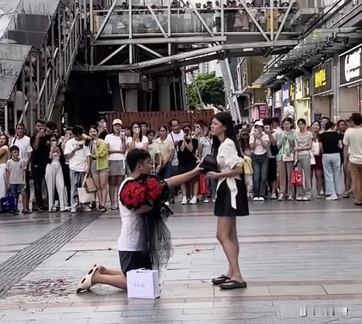 长沙｜男子双膝跪地的那一刻，无论成功与失败，人格已经输掉了！
       前面