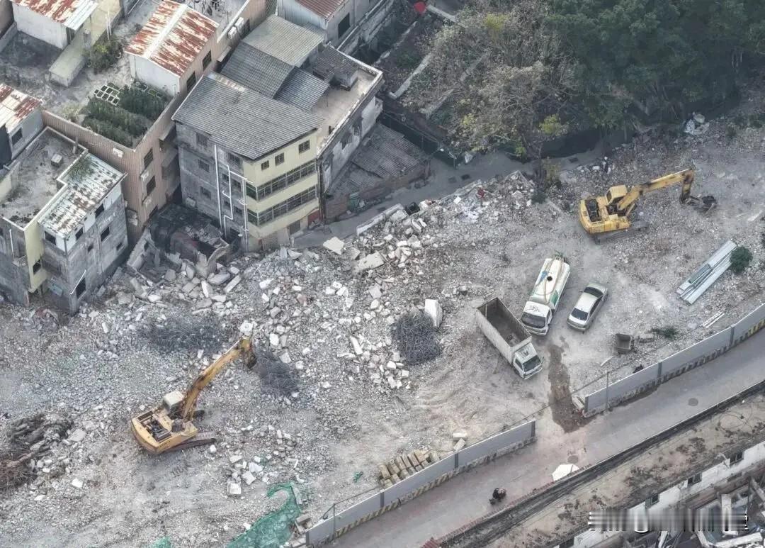 拆迁公告现“黄三李四”引全网质疑！官方回应，藏着公共公示的大漏洞
 
政府拆迁公