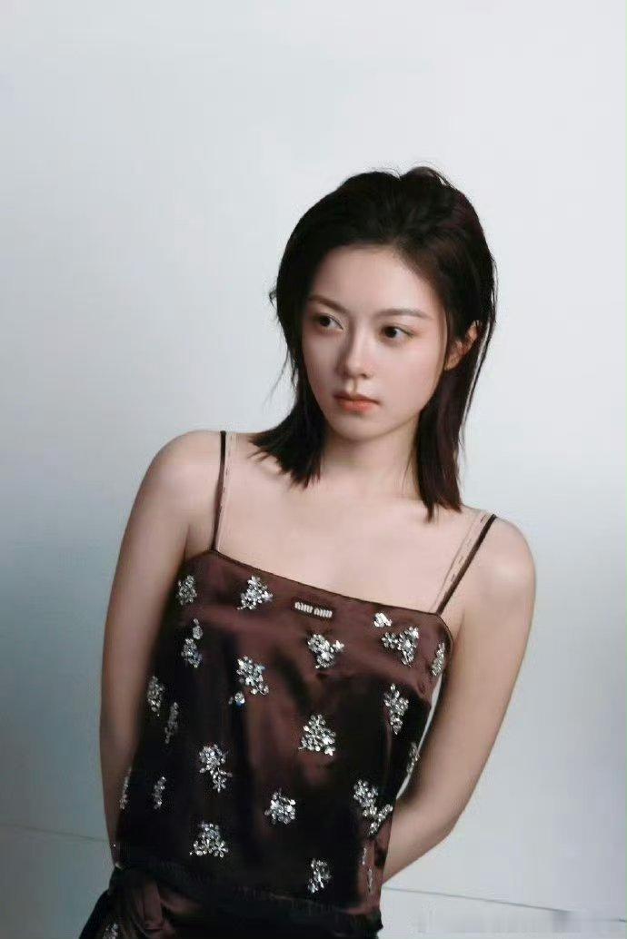 赵今麦穿了miumiu珍藏定制系列赵今麦真的越来越好看了，对各种风格也是驾轻就熟