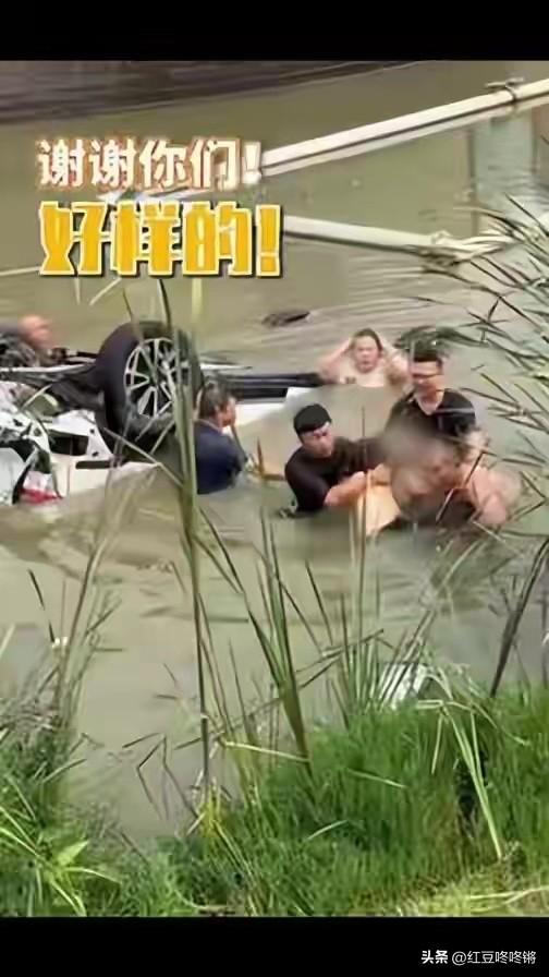 6月27日，常州溧阳，两辆车相撞后，前车直接腾空翻滚一圈，四轮朝天狠狠扎进路边河