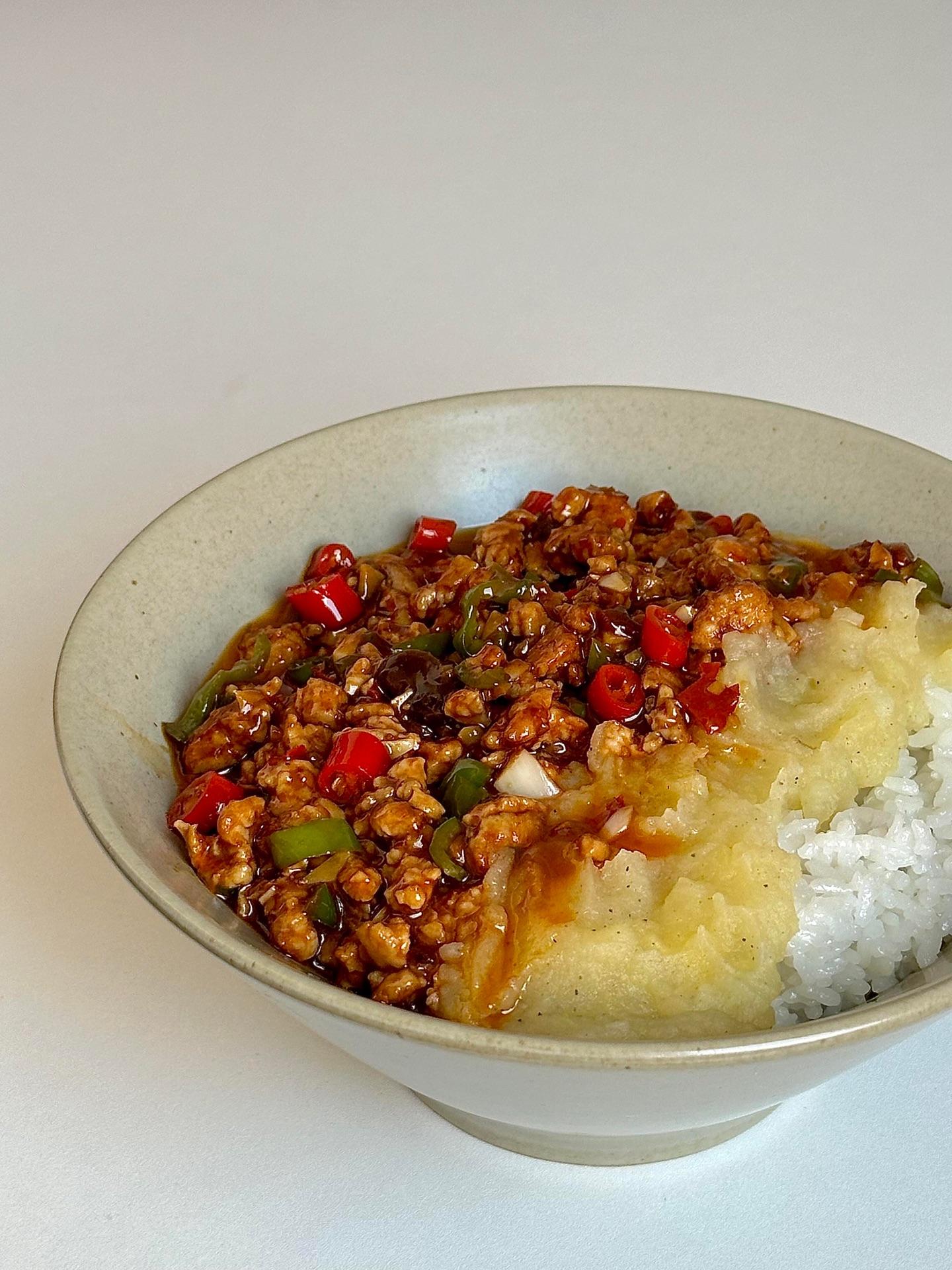 喜欢吃土豆的不要错过。香辣酱香口味的肉末搭着士豆泥，拌着米饭今，你能想...
