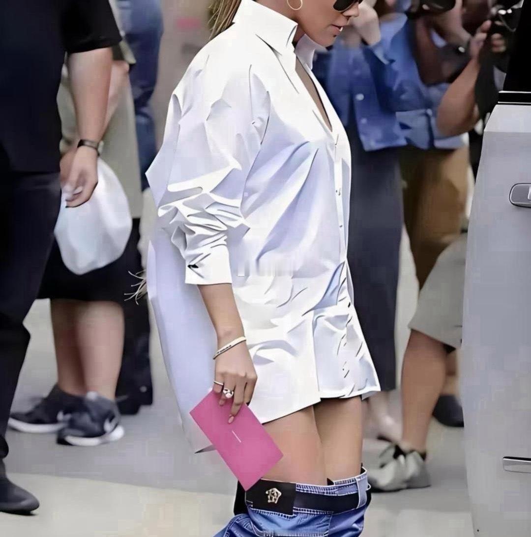 第一眼还以为是在大街上脱裤子 