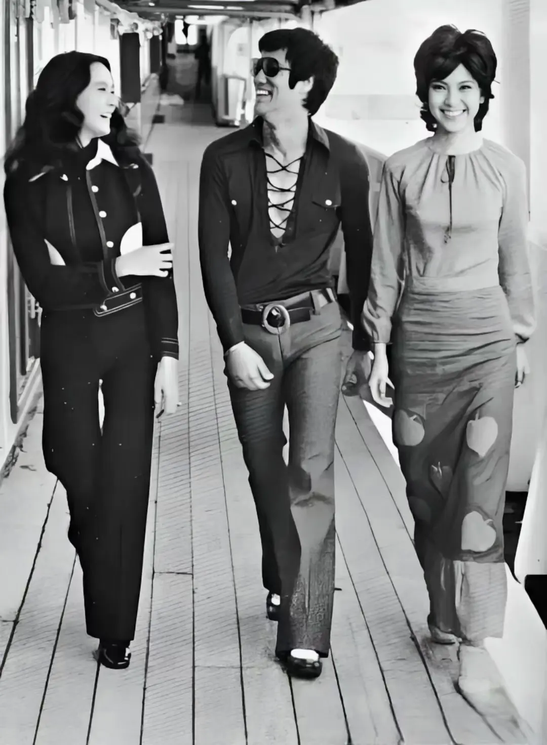 李小龙、苗可秀和衣依，拍于1972年的香港。