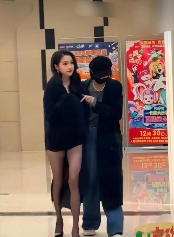关晓彤身着短裤，时尚大方，尽显青春活力，毫无违和感。 