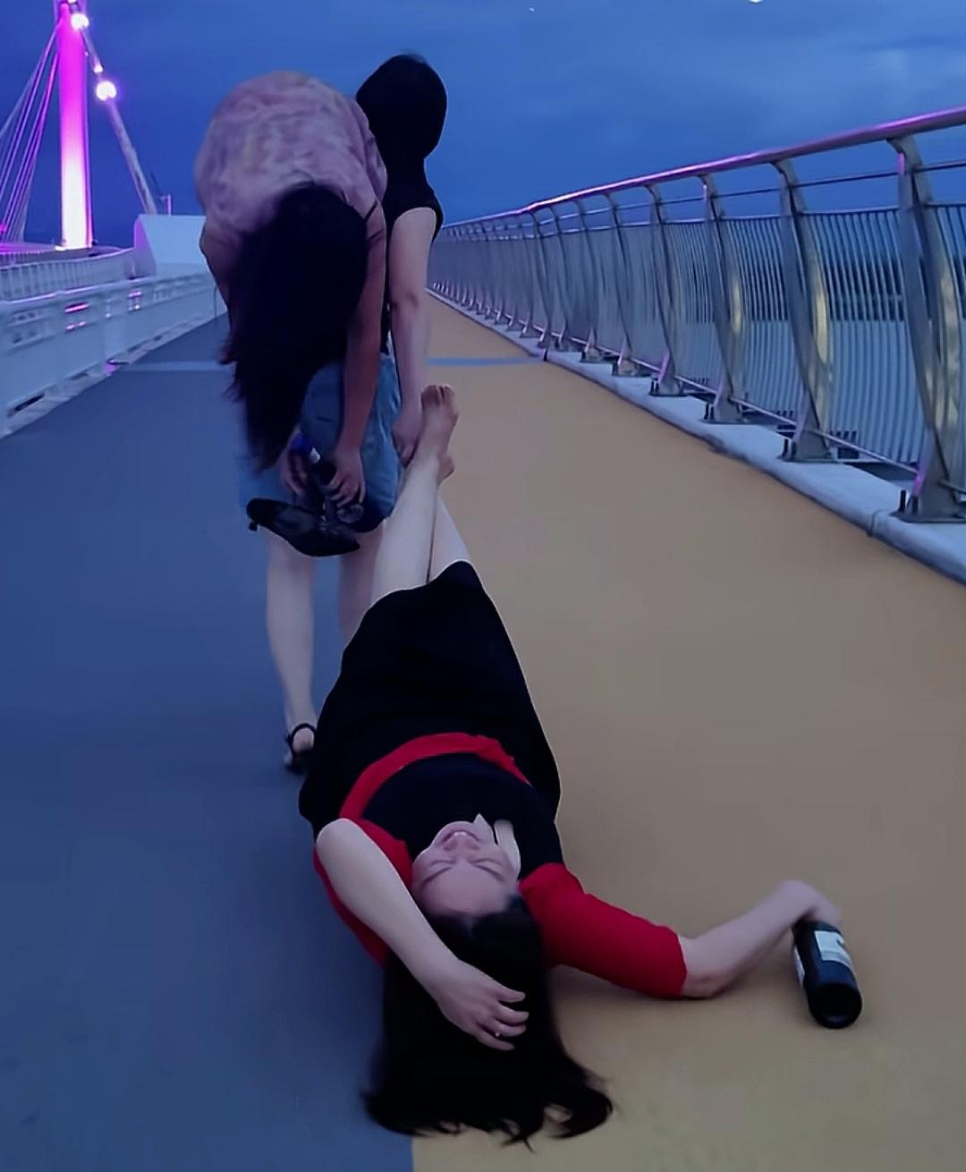 三个女人醉在街头摆拍抖音，还是感动了我。一个女人背着一个喝醉的女人，还拖着一个躺