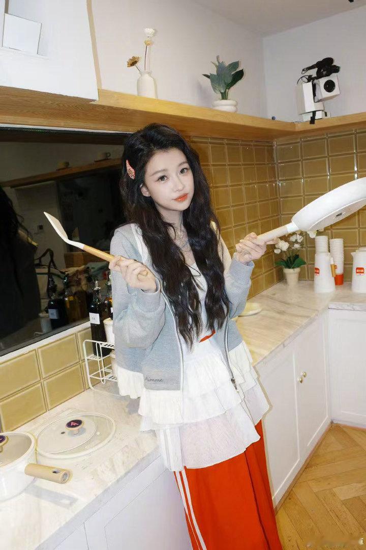 孙怡回浪姐宿舍 孙怡这组宿舍照，甜得像一杯刚做好的草莓奶昔。不是那种刻意的可爱，