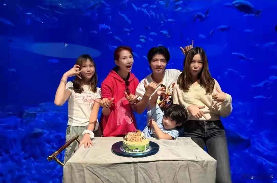 近日，蔡少芬14岁大女儿身高超173CM的消息引发热议，同时有人质疑她只为小儿子