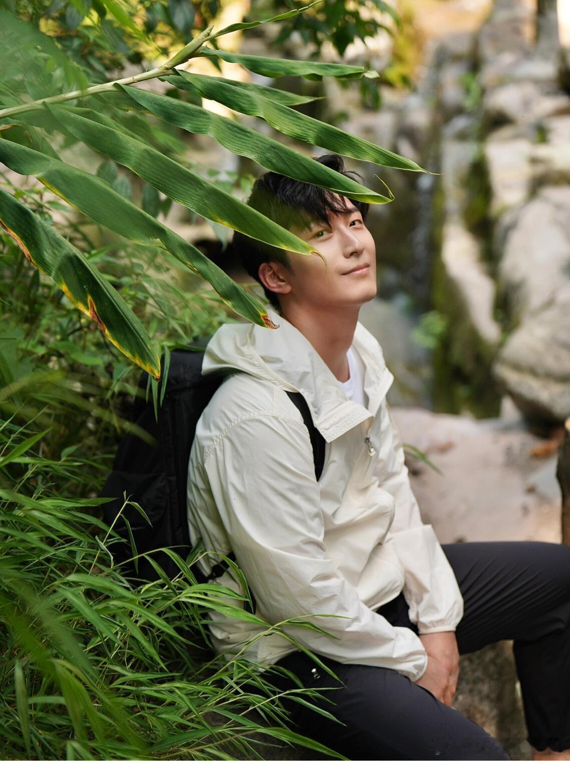 窦骁的度假氛围感给到夯窦骁开车这块的统治力奔赴山野享受悠闲假期，清爽氛围感直接拉