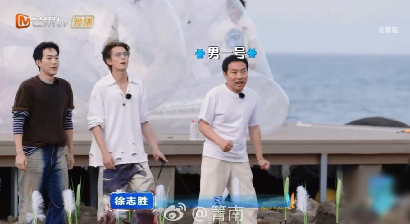 徐志胜男一号秒变男三号亲爱的客栈 徐志胜满心期待地跑向秦岚，结果被无视了。王鹤棣