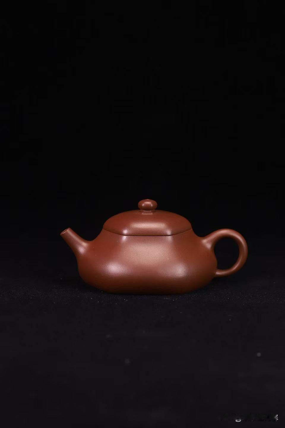 紫砂壶泥料越细越好？别被“光滑”骗了
很多新手第一次拿紫砂壶，下意识就是摸壶身。