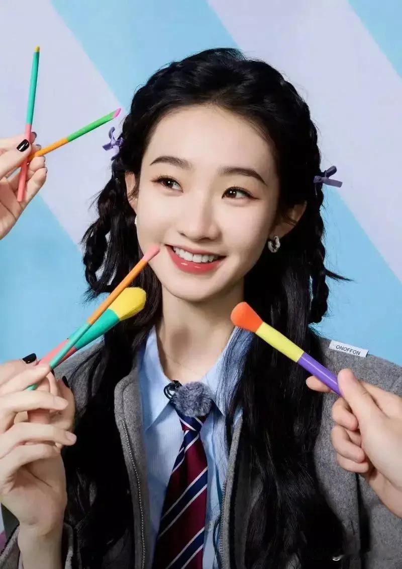 最近网传范世錡和张艺凡疑似同居，有网友放出一男一女手挽手进小区的视频，不过两人打