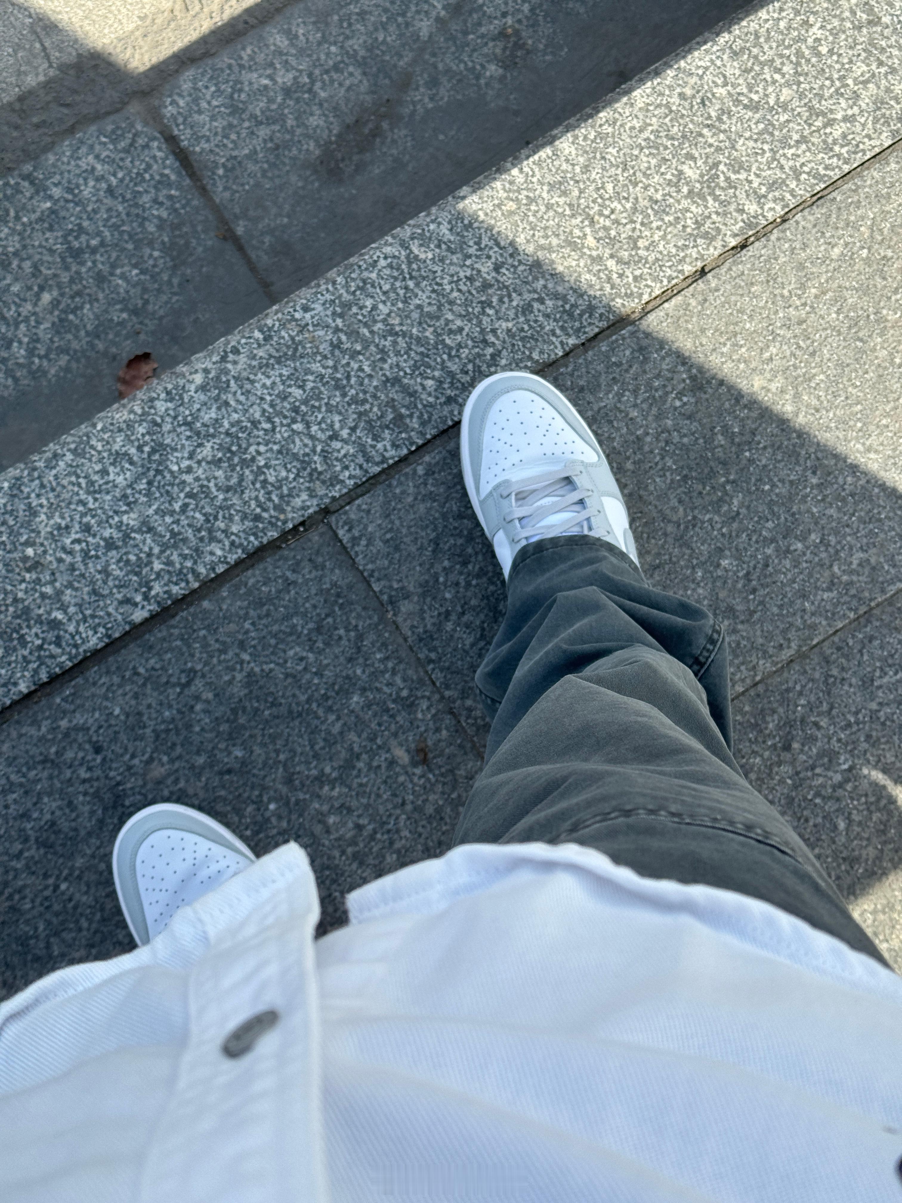 大早上怎么越踩越硬…第一次穿Dunk！这咋比AJ1 Low硬好多好多啊[泪] ​