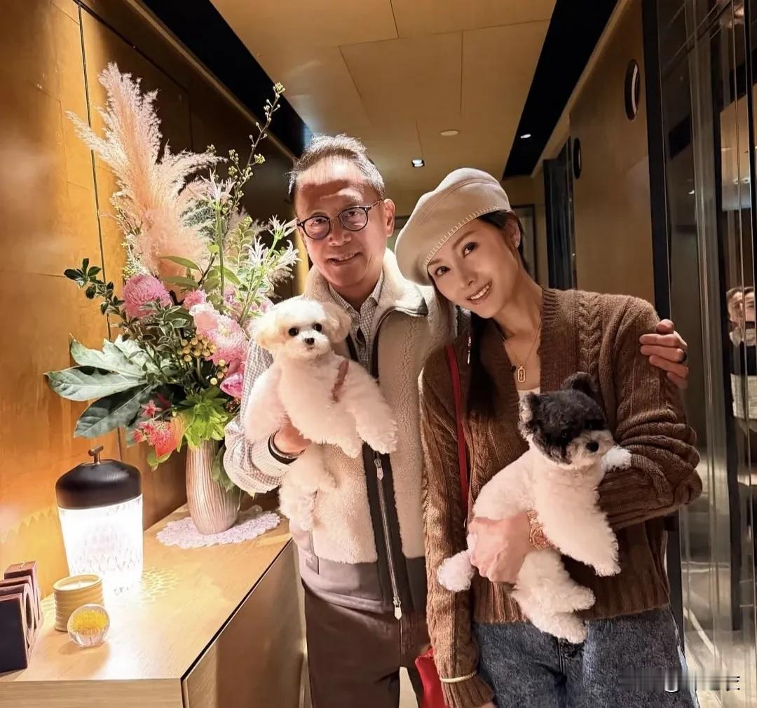 李嘉欣的长相真的美绝了，哪怕她现在都五十几岁了，可还是如此的迷人。

要颜值有颜