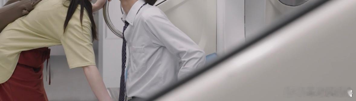 🚇上嘟超香、超happy“嗯嗯嗯”“🚇上的上班男好喜欢”“好想” 