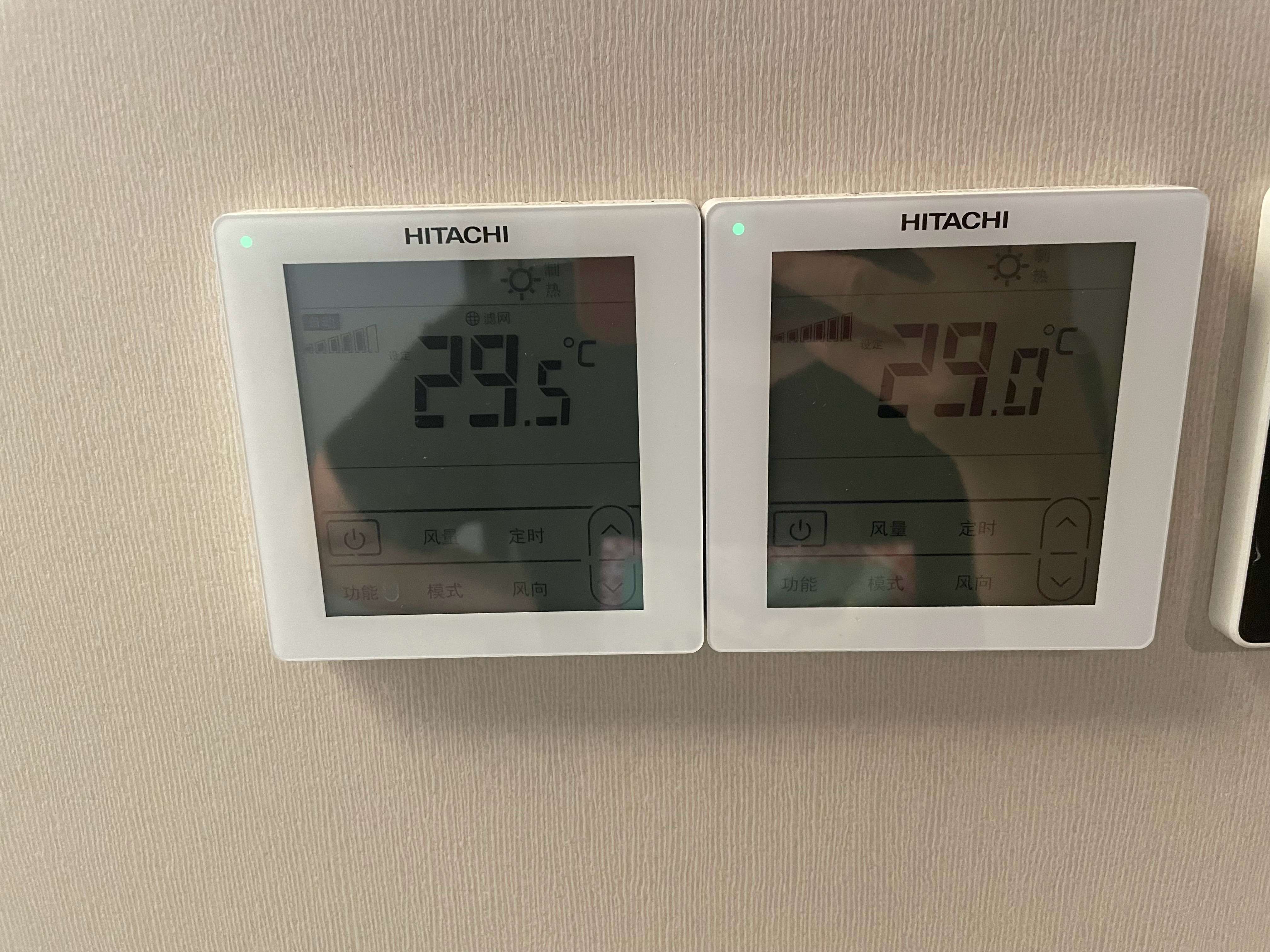 杭州很神奇空调开到29度就能穿短袖（黑短袖就是我）北京开暖气还要穿羽绒背心面积差